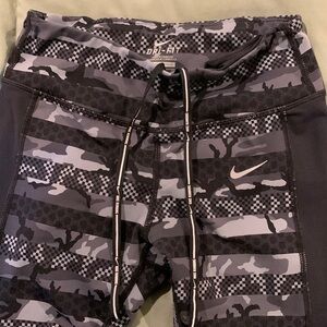 Nike Dri-Fit Womens Capri Camo Legging. Black&Gray. Waist&back zip pocket. Small